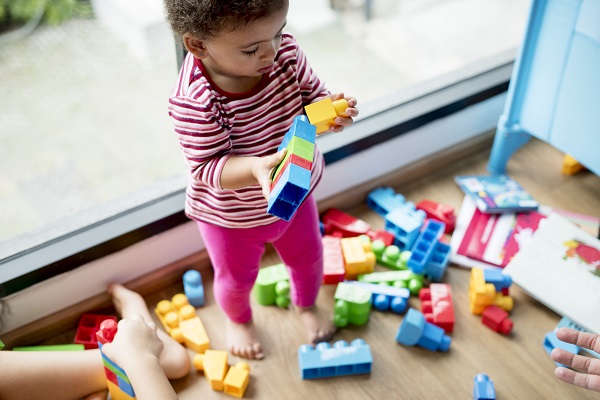 10 signes précoces de l'autisme à surveiller, petite fille jouer au lego