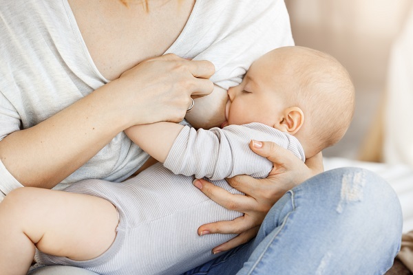 Allaitement des bébés ayant des besoins particuliers, mère qui allaite son petit enfant