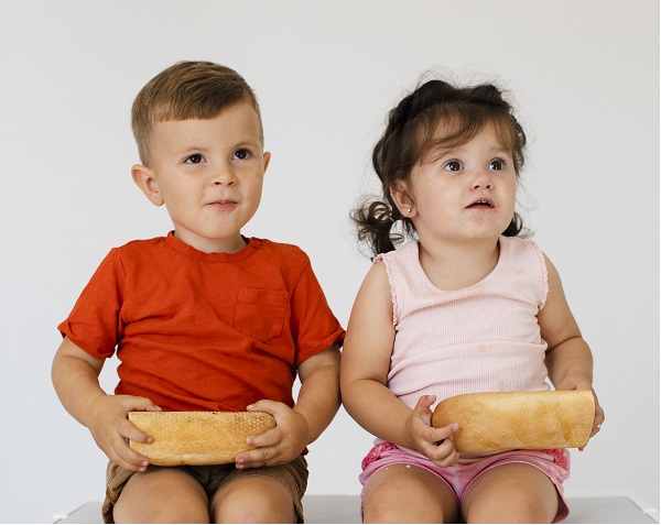 Autisme et syndrome d'Asperger : la différence, petit garçon et petite fille