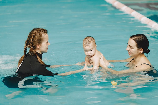 Avantages des cours de natation pour les enfants
bébé-instructeur-maman-dans le piscine