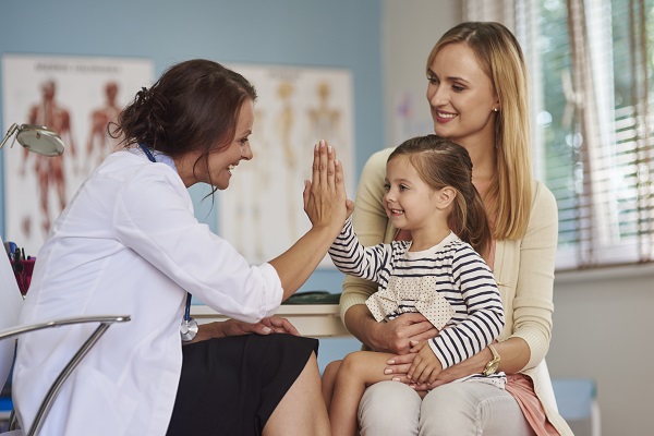 Avantages du Diagnostic de l'autisme avant l'âge de 2 ans, mère, enfant et docteur au cabinet médicaux