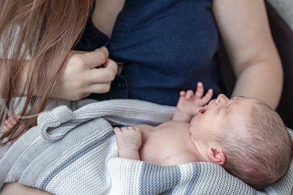 Bébé cambre le dos - et quand dois-je m'inquiéter, nouveau-né pleure dans les bras de sa mère