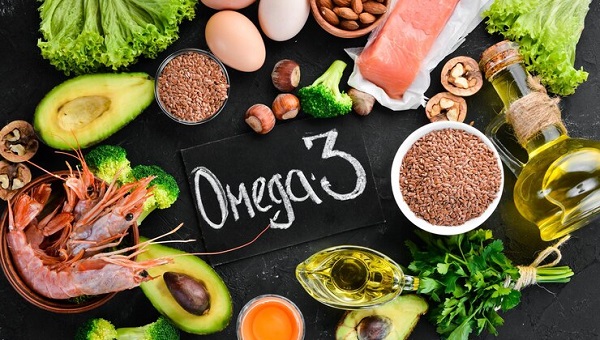 Cinq choses à savoir sur les graisses: photo de plusieurs aliments avec une écriture Omega 3 au milieu.