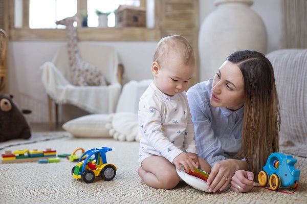 Développement et retard du langage chez l'enfant, mère parlant au bébé