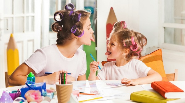 EPR est le moyen le plus efficace pour aider les enfants autistes à parler: photo d'une mère et fille avec des bigoudis et tenant des crayons de couleur