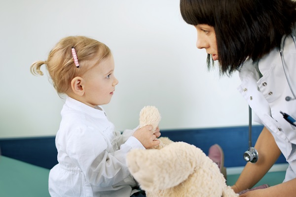 Diagnostiquer l'autisme avec l'Echelle d’Observation pour le Diagnostic de l’Autisme (ADOS), Docteur avec petite fille