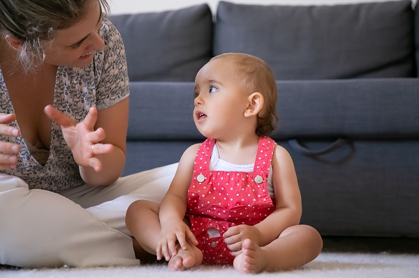 Enfant de deux ans ne parle pas encore : signification ,Petite fille écoutant sa mère