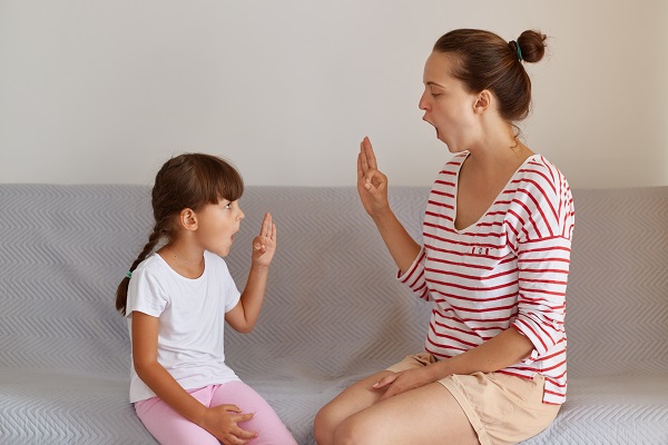 Enseigner la langue des signes aux bébés : Un guide pour les nouveaux parents, petit enfant apprend leçon de langue