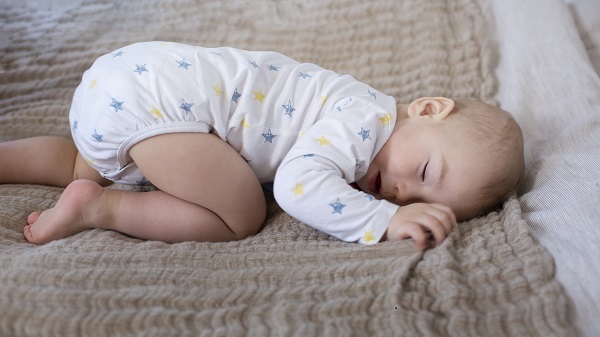 Faire la différence entre les signaux de faim et de sommeil chez les nourrissons, bébé dort sur une couverture