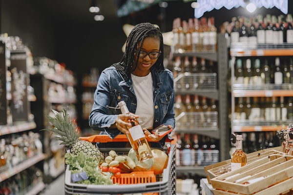 Bonne habitude adoptée par une femme enceinte durant ses courses au supermarché 