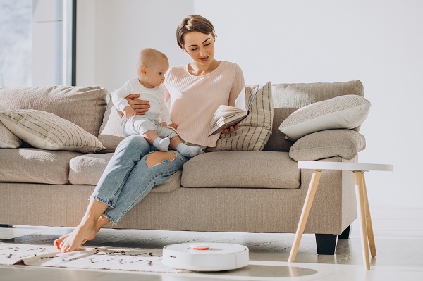 Fiche de renseignements sur l'autisme pour la baby-sitter, bébé et baby-sitter entrain de lire
