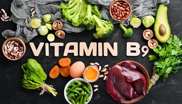 Folate et acide folique : Quelle est la différence: photo de plusieurs aliments et une écriture vitamin b9 au milieu.