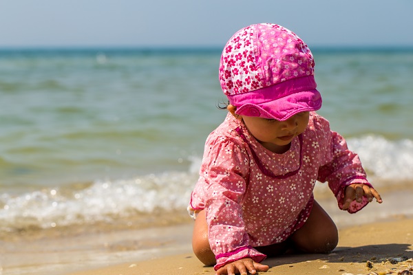 Garder les bébés au frais durant l'été, petite fille-rampant-plage