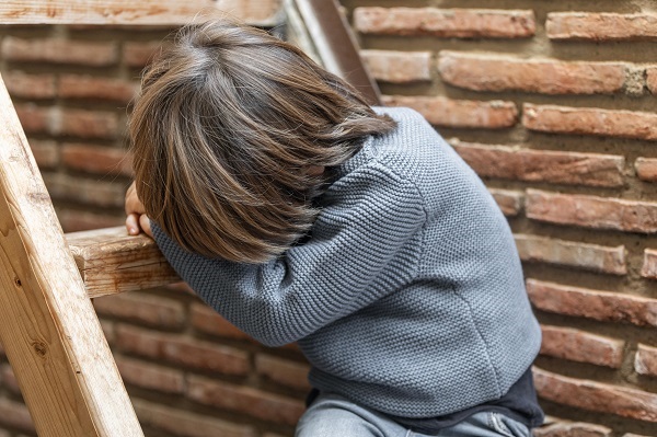 Gérer les crises de colère chez les enfants autistique, enfant couvre son visage