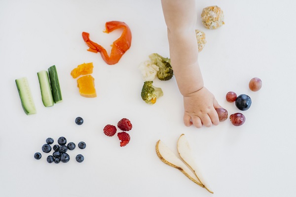 Introduction des aliments solides  5 choses à savoir. bébé choisit les fruit et légume différent, 