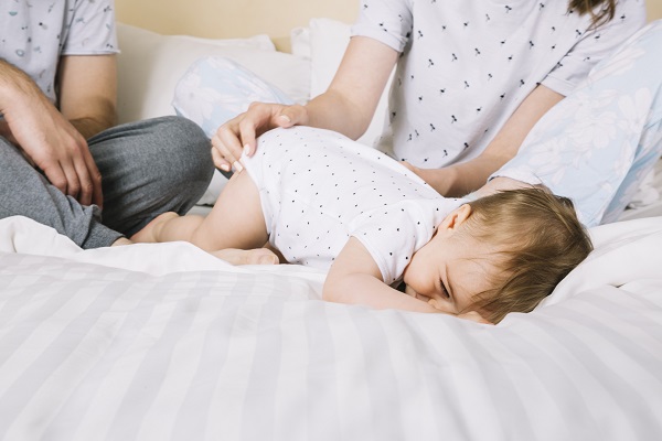 Le développement de votre bébé : Rouler, bébé au lit avec parents