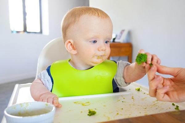 Le lien entre l'autisme et les allergies alimentaires chez les enfants, bebe qui mange