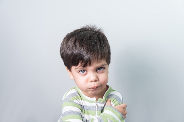 Les bébés jugent beaucoup plus les transgressions morales que nous ne le pensions, petit garçon à regard exprimé
