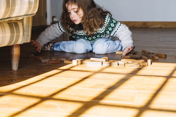 Les causes de l'autisme chez les enfants:  6 faits que vous devez connaître, Fille assise sur le sol 