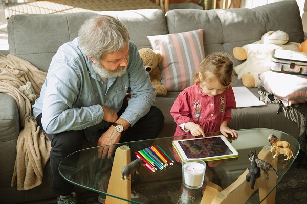 Les enfants nés de parents plus âgés ont 50 % plus de risques d'être autistes? Grand-père et petit-enfant jouant ensemble
