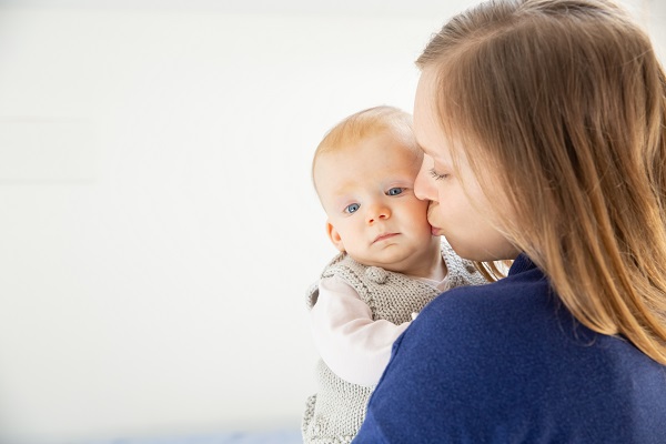 Les signes de l'autisme chez les bébés - mère ambrasse le bébé
