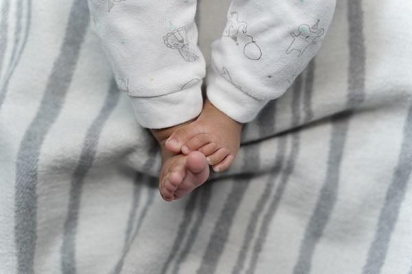 Les symptômes des TSA peuvent être présents avant que votre bébé ne commence à parler, pied d'un bébé