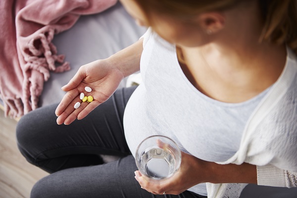 Les vitamines prénatales peuvent aider à réduire le risque d'autisme chez les nourrissons, femme enceinte prend médicament