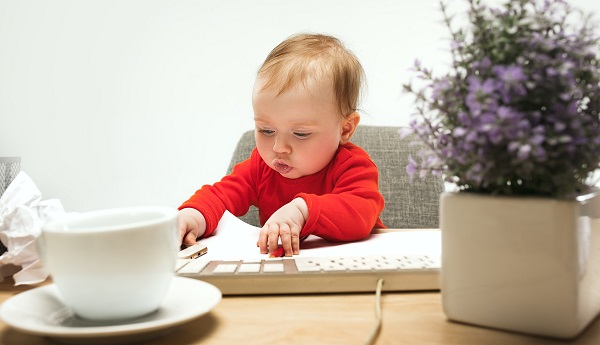 Quand est-ce que les bébés commencent à comprendre les mots, bébé assise au bureau