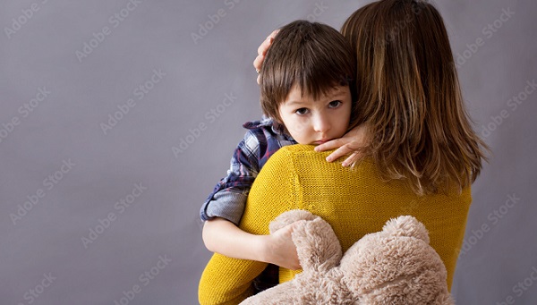 Quand s'inquiéter des inquiétudes de votre enfant : enfant sur sa maman tenant une peluche.