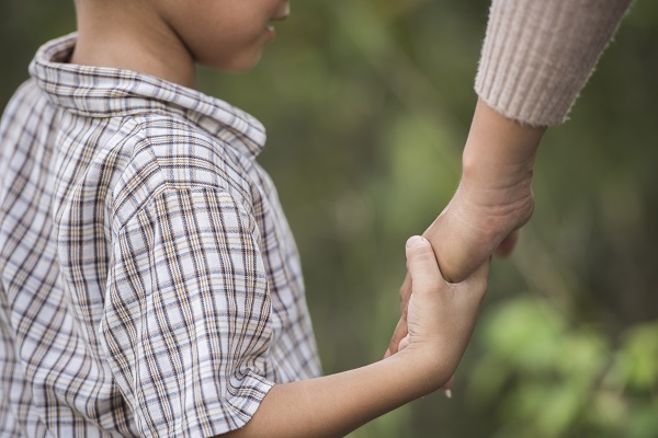 Que faire après un diagnostique d'autisme, parent et enfant se tenir la main