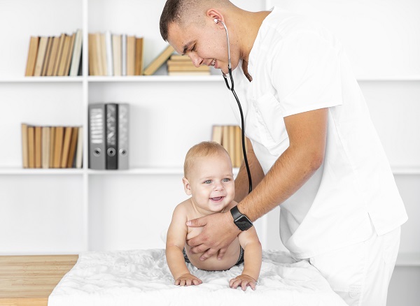 Rapport entre un pédiatre spécialisé dans le développement et l'autisme, docteur et bébé