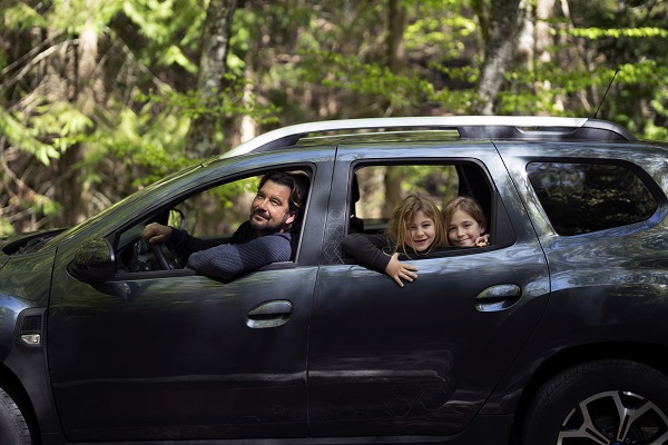 Réussir un voyage en voiture avec des enfants  3 conseils, vue de côté famille voyageant en voiture