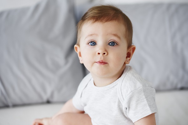 Signes d'autisme chez les bébés  Un guide simple des différences de développement, bébé aux bleu
