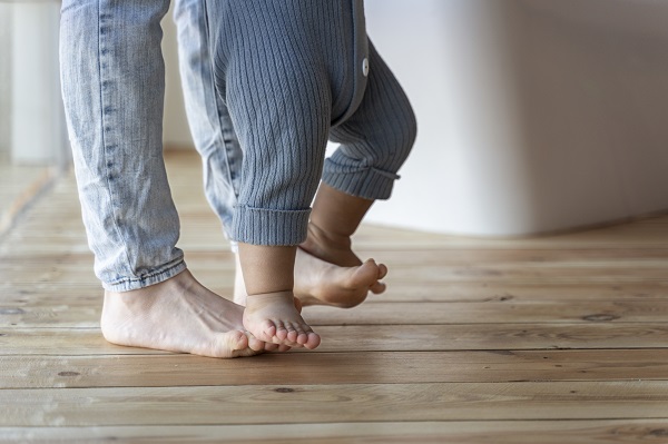 Symptômes de l'autisme qui peuvent se manifester chez les bébés avant leur premier anniversaire, bébé apprendre à marcher