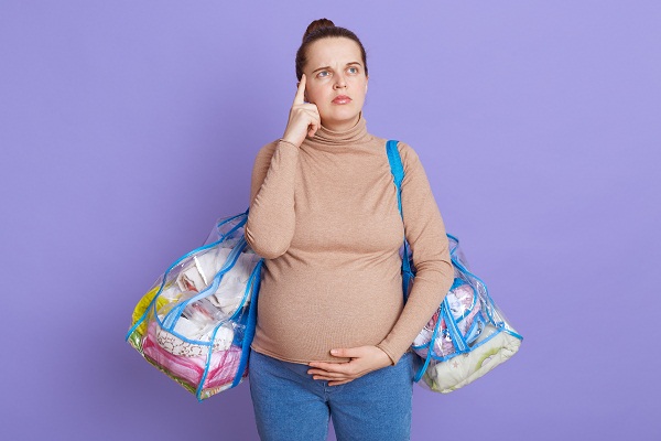 Une femme qui réfléchit à ce qu'elle doit faire si elle est atteinte d'une diabète gestationnel 