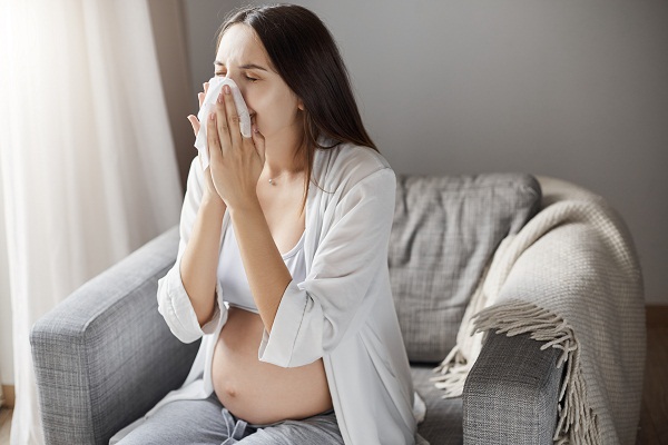 Une femme qui souffre de la grippe, être en bonne santé durant la grossesse est difficile