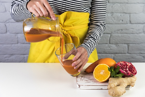 Une femme enceinte qui évite le surplus de calorie en consommant des repas sains et en adoptant les bons habitudes alimentaires