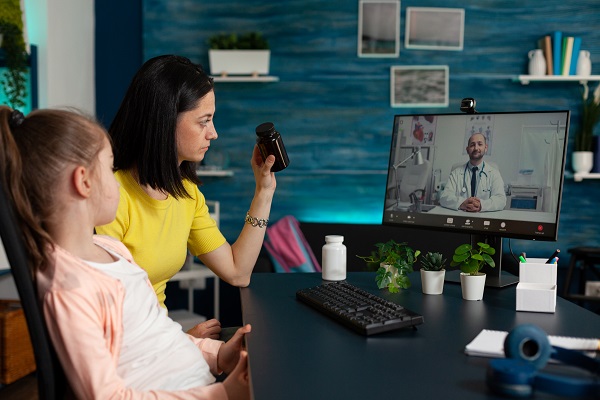 Utilisation de la télémédecine pour les enfants autistes, mère et enfant consulte médecin en ligne