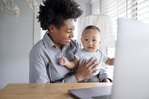 3 avantages de l'utilisation de la télémédecine pour diagnostiquer les symptômes de l'autisme, femme et enfants devant un ordinateur
