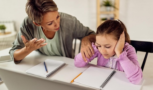 Les enfants autistes ne réagissent pas à la parole: photo d'une petite fille qui refuse d'écouter sa mère