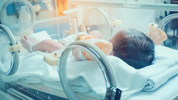 Les enfants prématurés pourraient souffrir de TDAH et d'autisme: photo d'un bébé dans une couveuse.