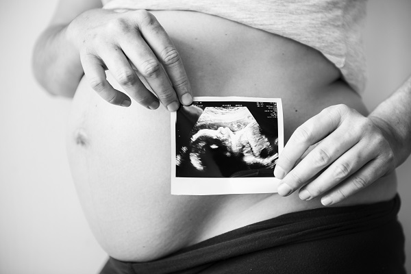 Une femme enceinte confiante et accepte les nouveaux changements dans sa vie  