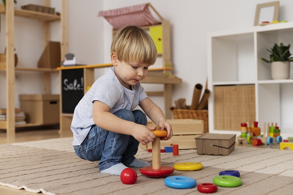 L'âge typique du diagnostic de l'autisme chez les enfants, enfant qui joue