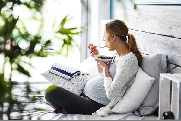 Bien choisir son alimentation pour équilibrer son apport calorique chez une femme enceinte